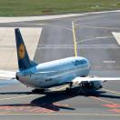 Lufthansa: da oggi rincari per costi ambientali fino a 72 euro