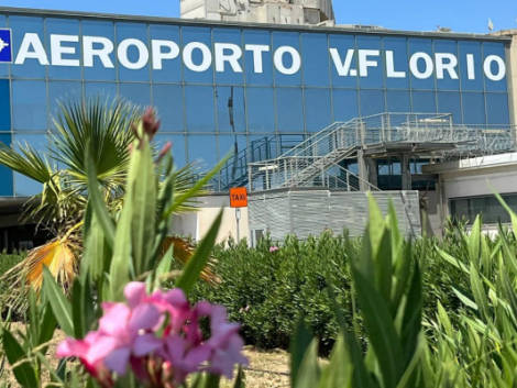 La Sicilia brucia, chiuso per ore l'aeroporto di Trapani