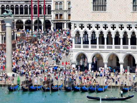 Venezia come un villaggio turistico, i posti letto superano i residenti