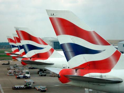 British Airways, cancellati 160 voli nel fine settimana per maltempo: a terra 25mila passeggeri