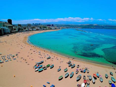 Canarie: migliaia in piazza per protestare contro l’eccesso di turismo