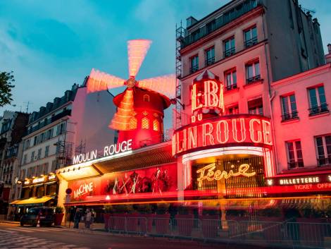 Parigi, tornano le pale sul Moulin Rouge