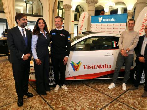 L’auto brandizzata VisitMalta con i protagonisti