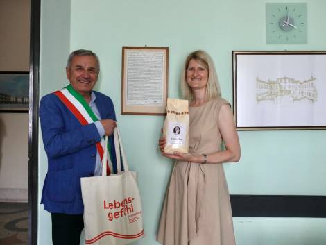Kathrin Ploder-Augurusa, responsabile marketing di Austria Turismo con il sindaco di Biassono, Luciano Casiraghi