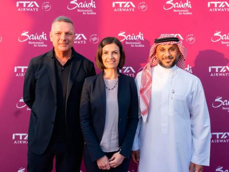Da sinistra: Pierluigi Cocchini, ceo di Rinascente; Emiliana Limosani, chief commercial officer di Ita Airways; Hazim Al-Hazmi, presidente Europa e Americhe di Saudi Tourism Authority