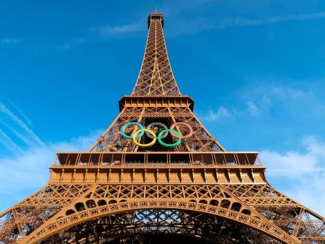 Torre Eiffel con gli anelli olimpici, i parigini insorgono