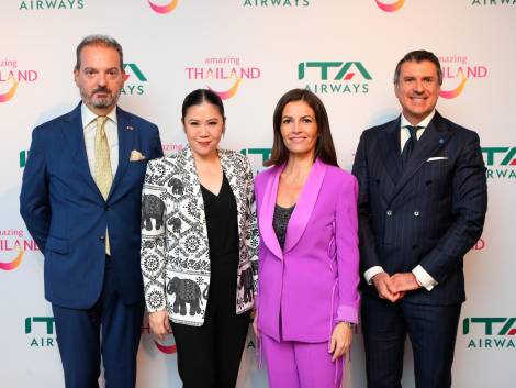 Paolo Dionisi, ambasciatore dell’Italia in Thailandai; Emiliana Limosani, chief commercial officer Ita Airways e ceo di Volare; Thapanee Kiatphaibool, Governatore Tat e Pierfrancesco Carino, vice president international sales di Ita Airways