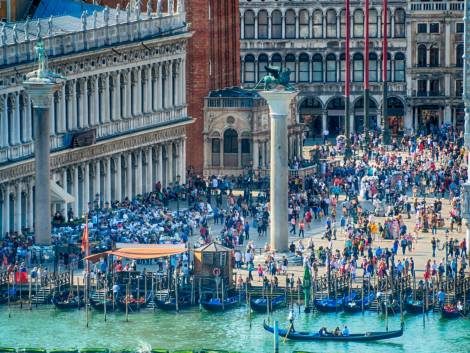 Venezia: il limite ai gruppi dal 1° agosto. La protesta di Fiavet