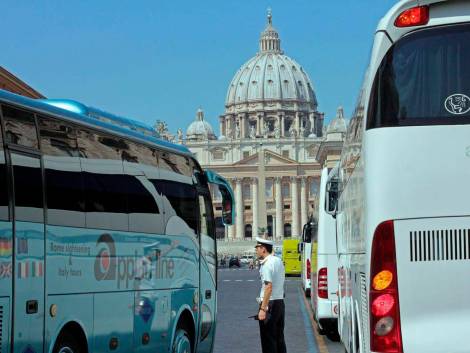 Bus turistici per il GiubileoDopo la stangataesplodono le polemiche