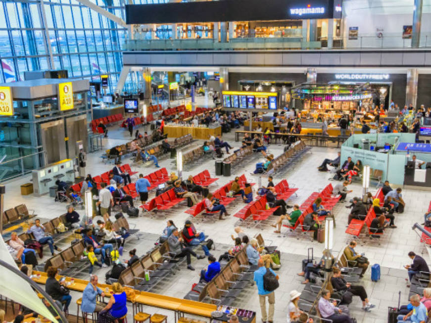 Uk, aeroporti ancora in difficoltà: i disagi potrebbero durare diversi giorni