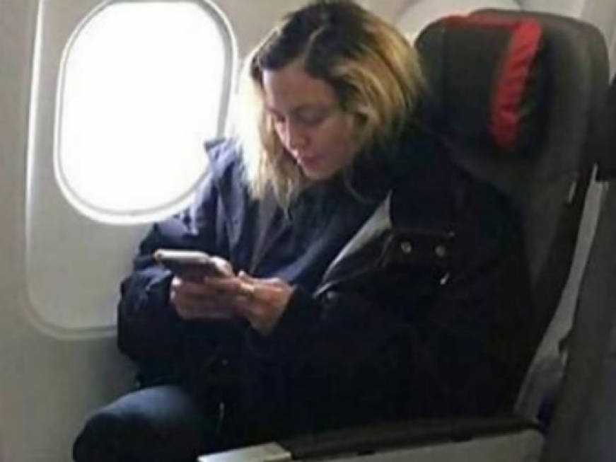 Madonna vola in economy: le foto dei passeggeri