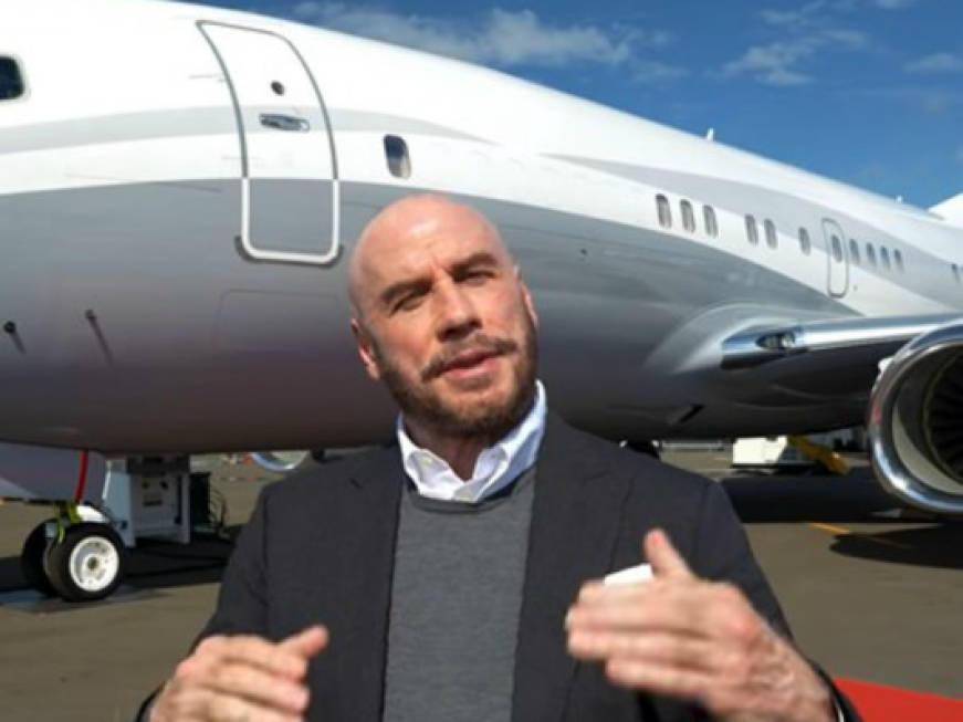 John Travolta presenta il nuovo Boeing Business Jet: guarda il video