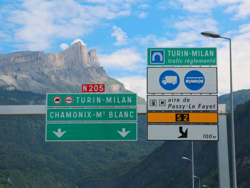 Piemonte e Valle d’Aosta, trasporti in difficoltà per la chiusura del tunnel del Bianco