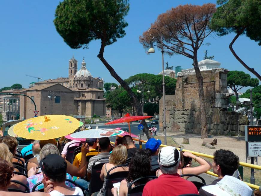 Roma, arriva la nuova stretta sui bus turistici