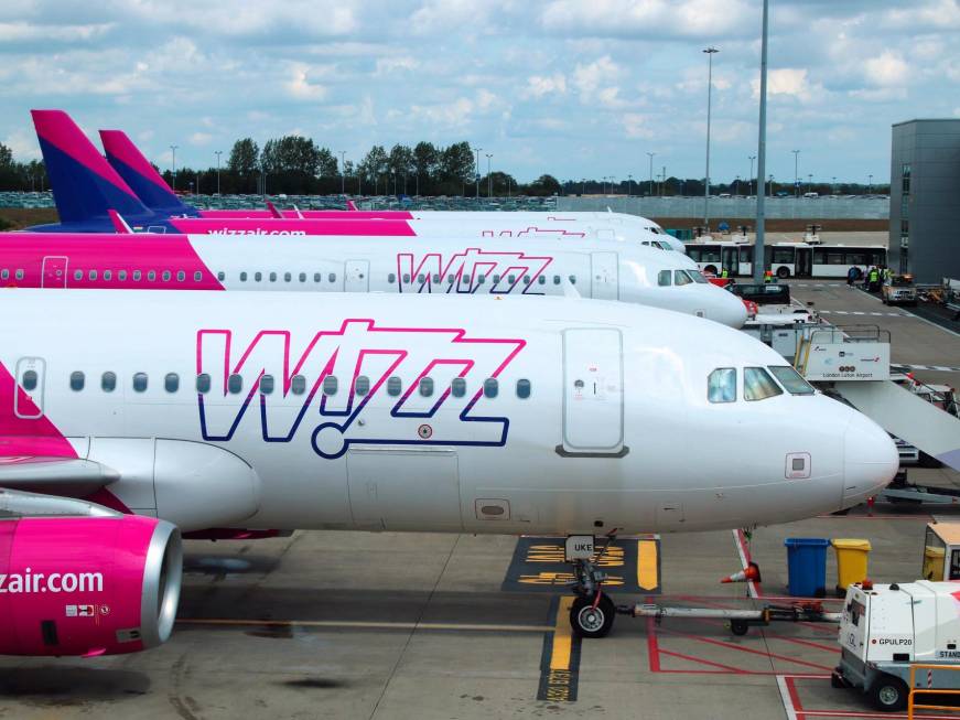 Wizz Air, meno costi per il servizio clienti: eliminato il call center a tariffa premium