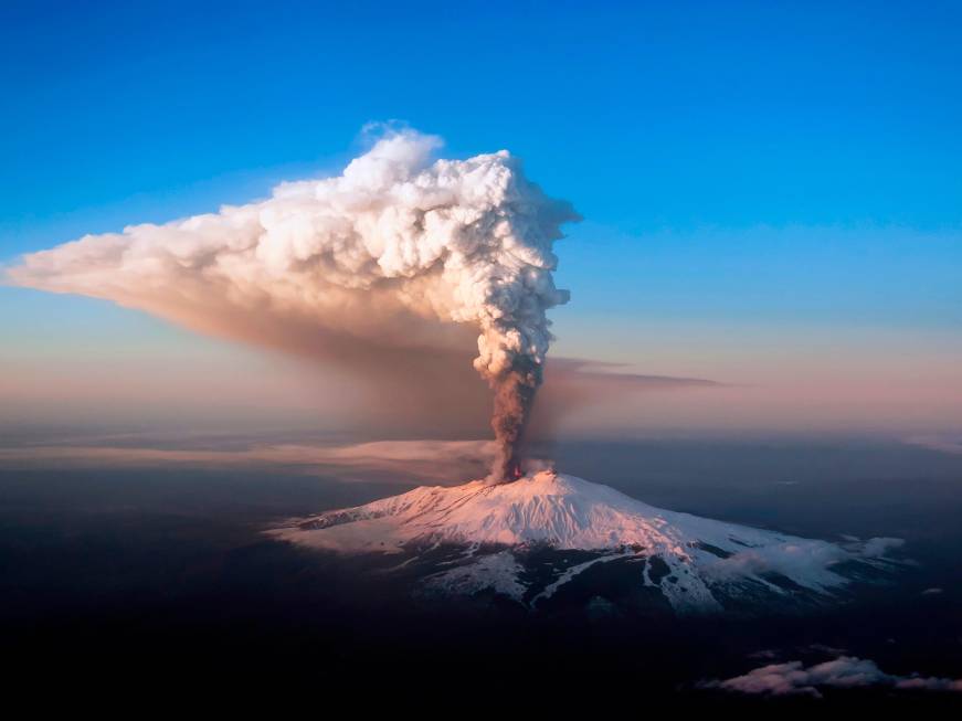 Catania, ancora disagi all’aeroporto per l’eruzione dell’Etna