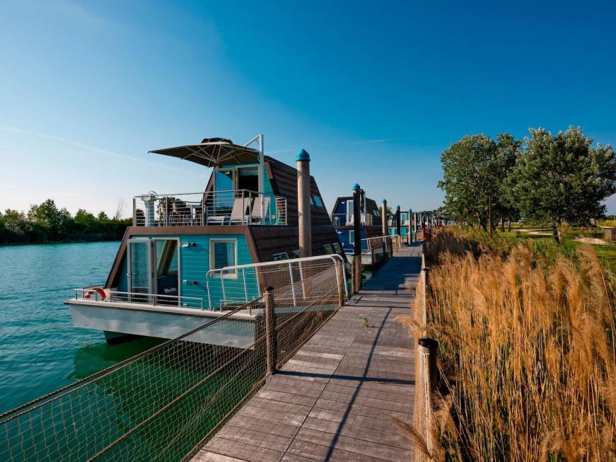 Una camera overwater sul fiume Tagliamento, il glamping Marina Azzurra