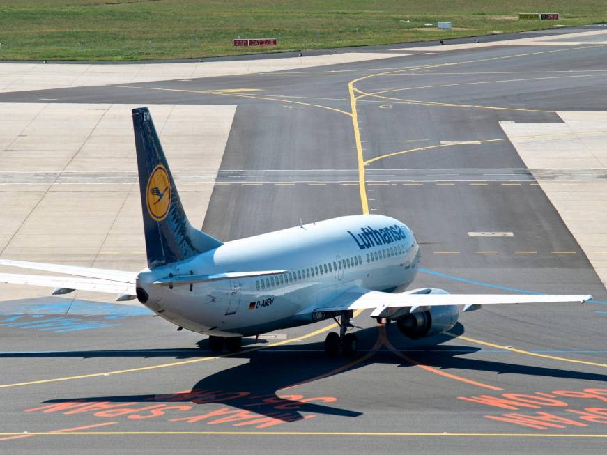 Lufthansa: da oggi rincari per costi ambientali fino a 72 euro